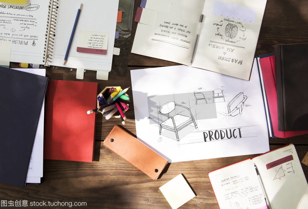 工作桌上的辦公用品與計算機網絡系統